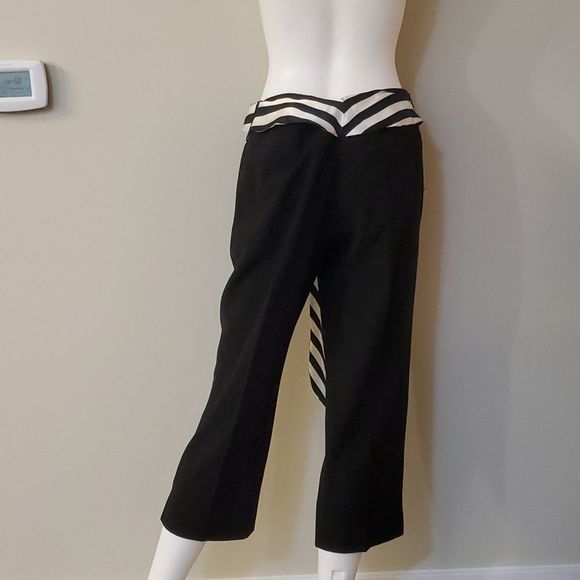 Larry Levine stretch capri pants, black, 8P, great shape, black and white belt - Picture 6 of 6